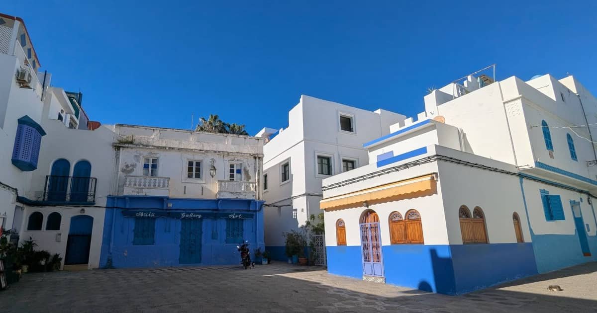 Erleben Sie die entspannte Atmosphäre der Asilah-Straßen auf einer geführten Tour ab Tanger.