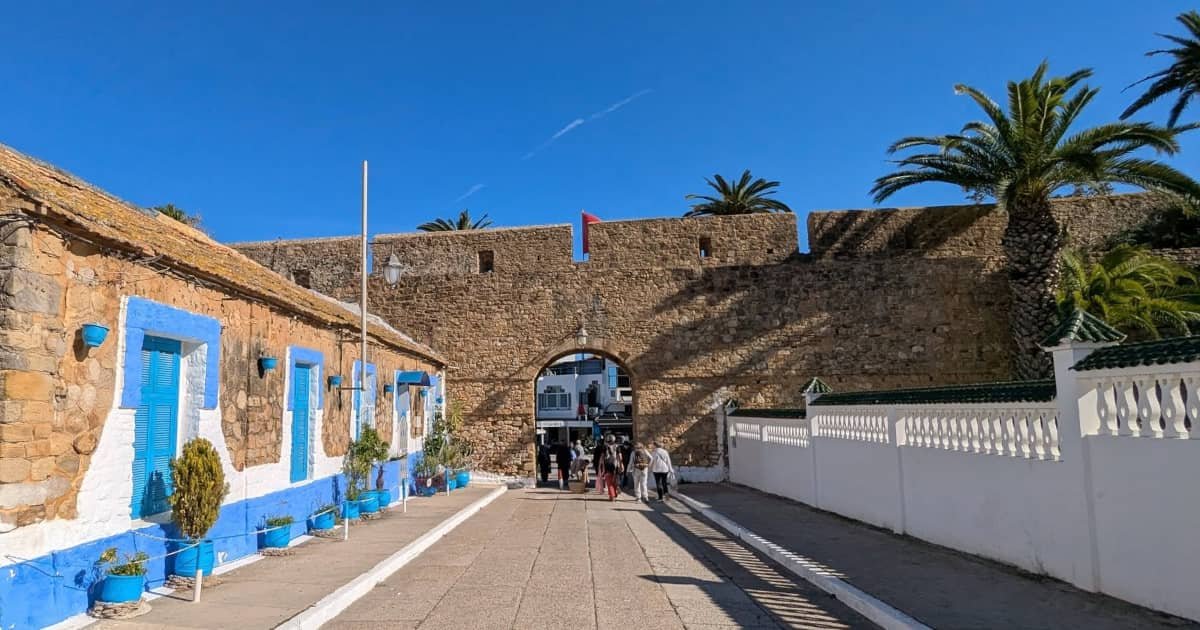 Spaziergang durch die ruhigen, kunstvollen Straßen der Altstadt von Asilah – nur einen Katzensprung von Tanger entfernt.