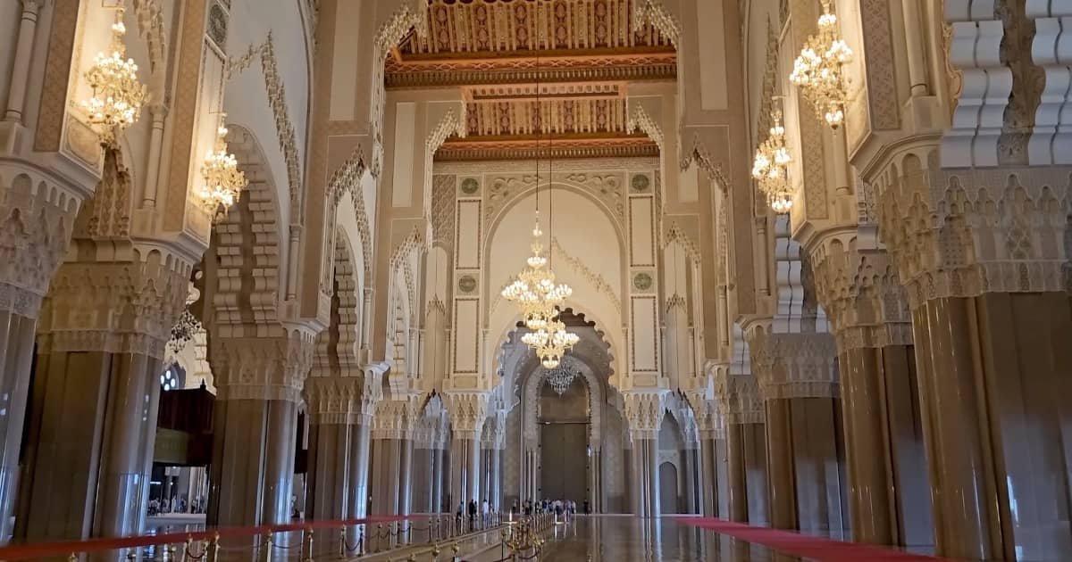 Entdecken Sie die beeindruckende Innenarchitektur der Hassan-II.-Moschee während Ihres Halbtagesausflugs in Casablanca