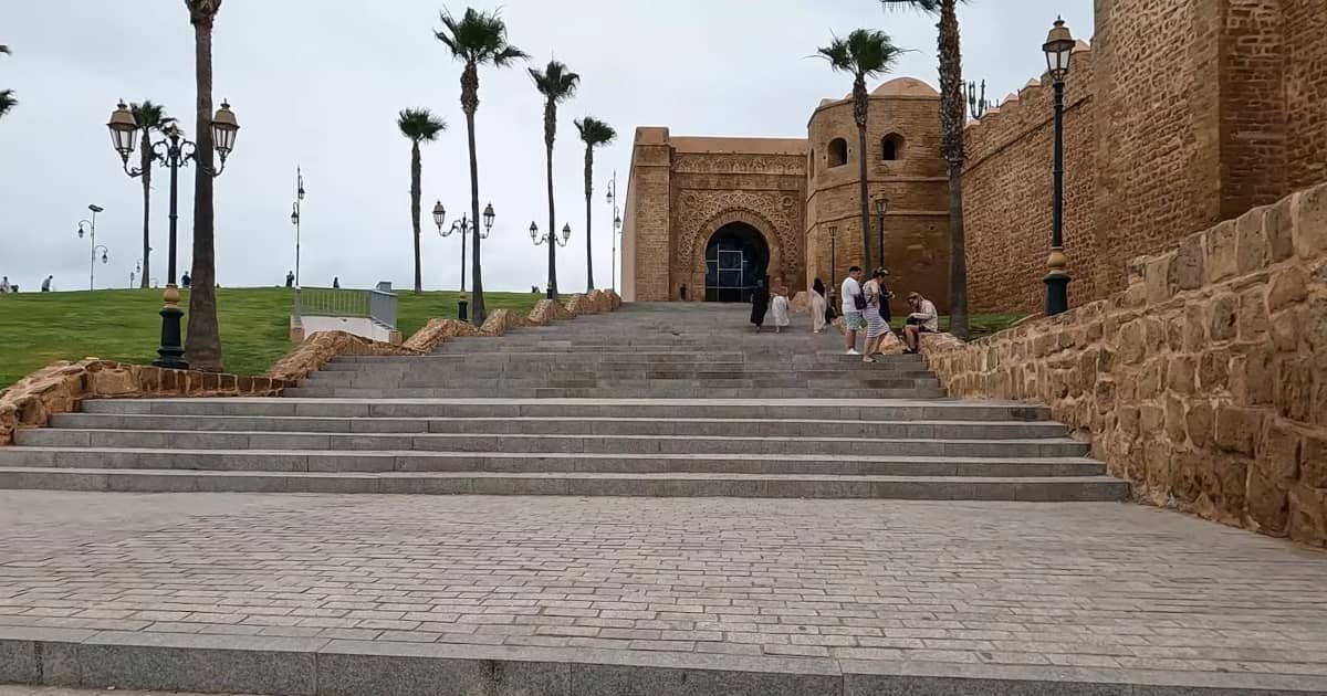 Spaziergang durch die Kasbah der Oudayas mit Panoramablick auf den Bouregreg-Fluss.